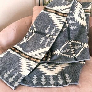 Alpaca wool queen size blanket. Gray and cream tones. Artisan made in Ecuador.
